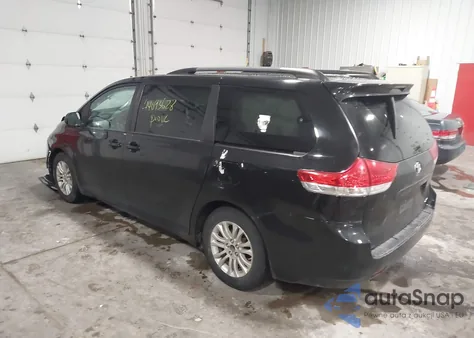 2014 Toyota Sienna Xle V6 8 Passenger z USA, uszkodzony, nr VIN 5TDYK3DC7ES484997